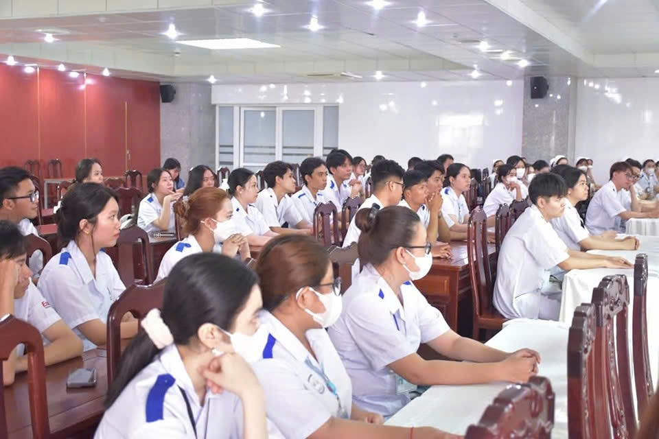 Tổ chức đưa Đoàn Sinh viên ngành Dược và Điều dưỡng thực tập  tại Bệnh viện Đa khoa Tỉnh Sóc Trăng