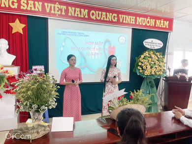Tiết mục văn nghệ mở màn buổi họp mặt
