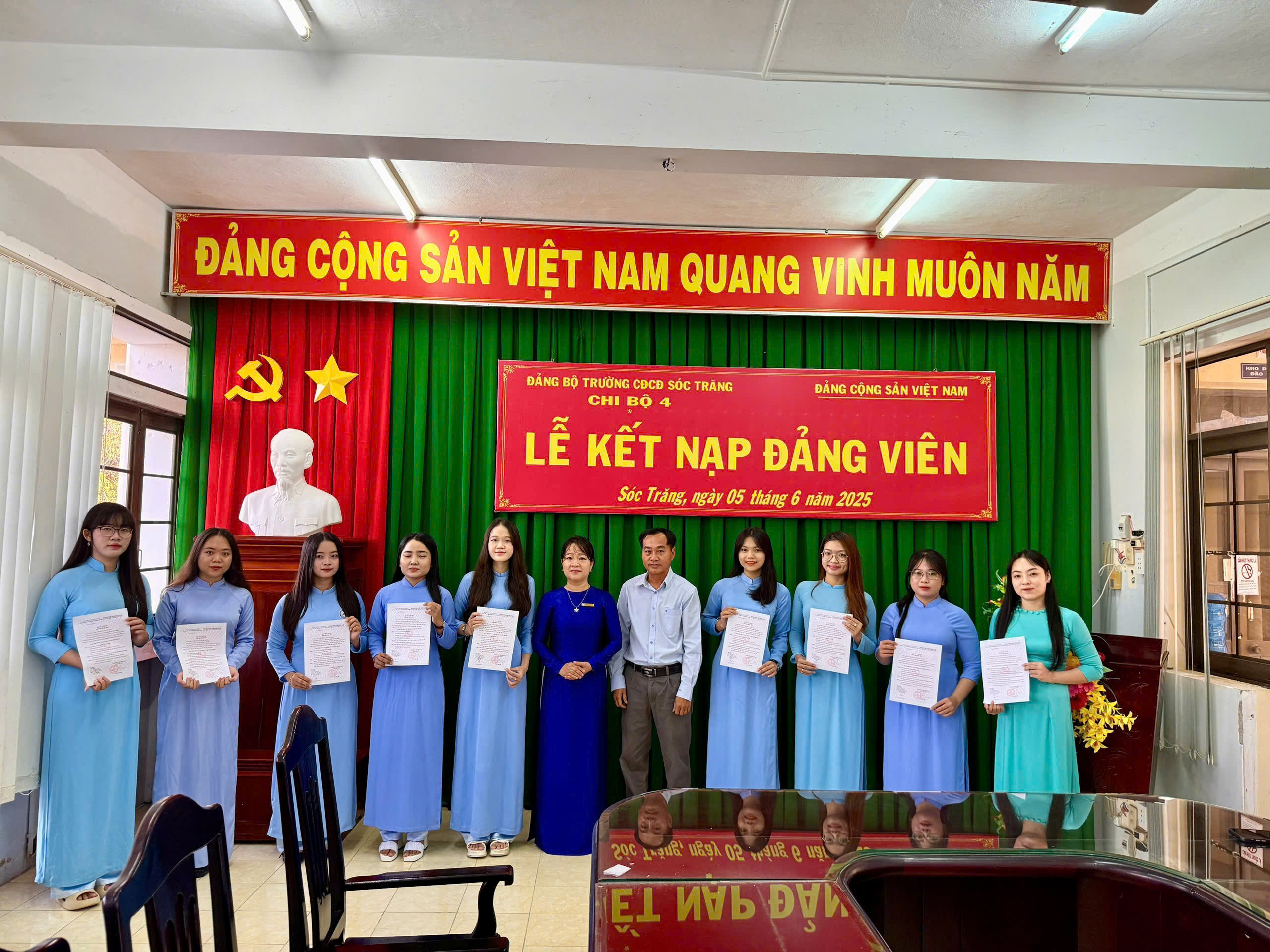 Tổ chức Lễ kết nạp Đảng viên cho sinh viên