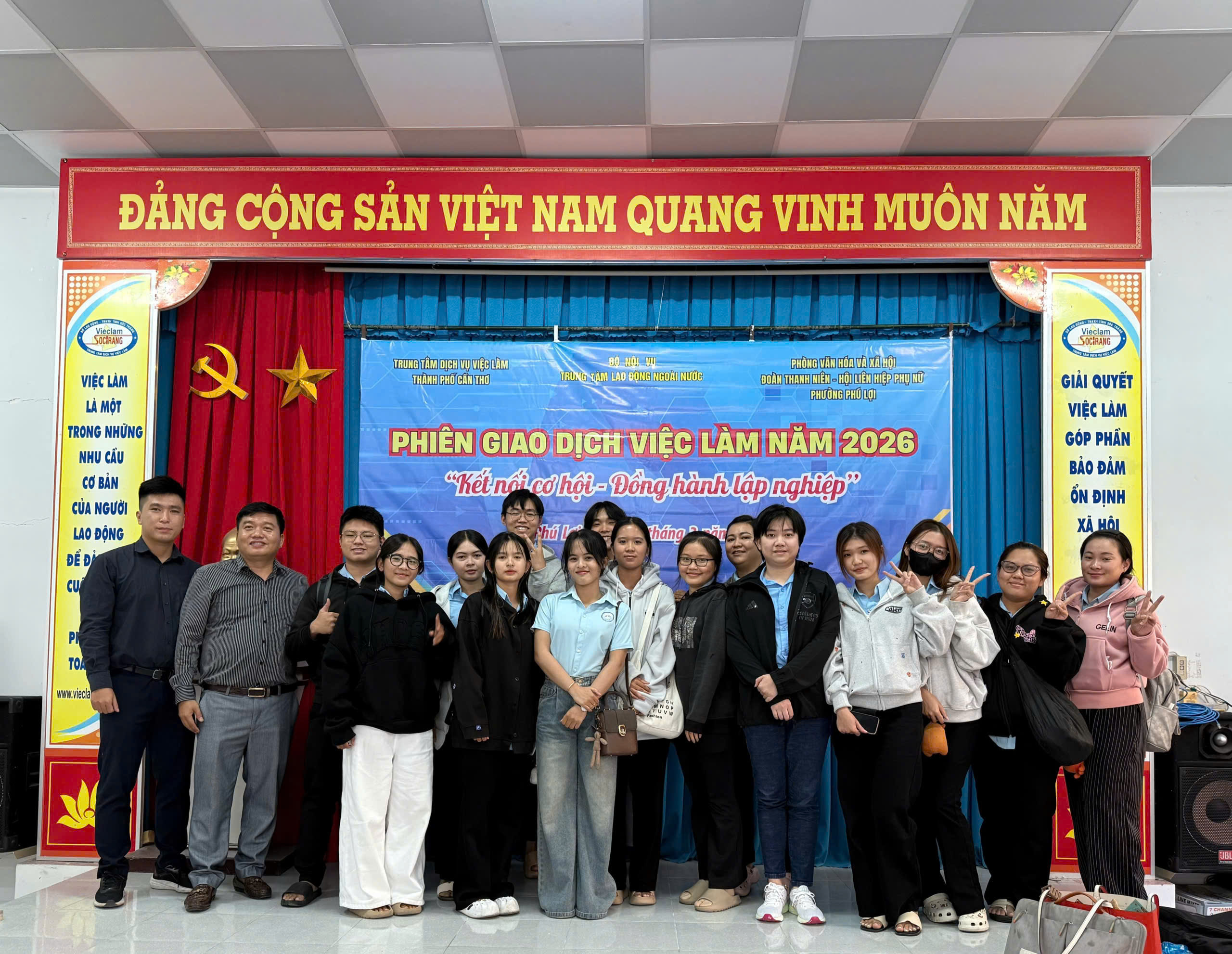 Sinh viên trường CĐCĐ Sóc Trăng tham gia phiên giao dịch việc làm 2026 tại phường Phú Lợi