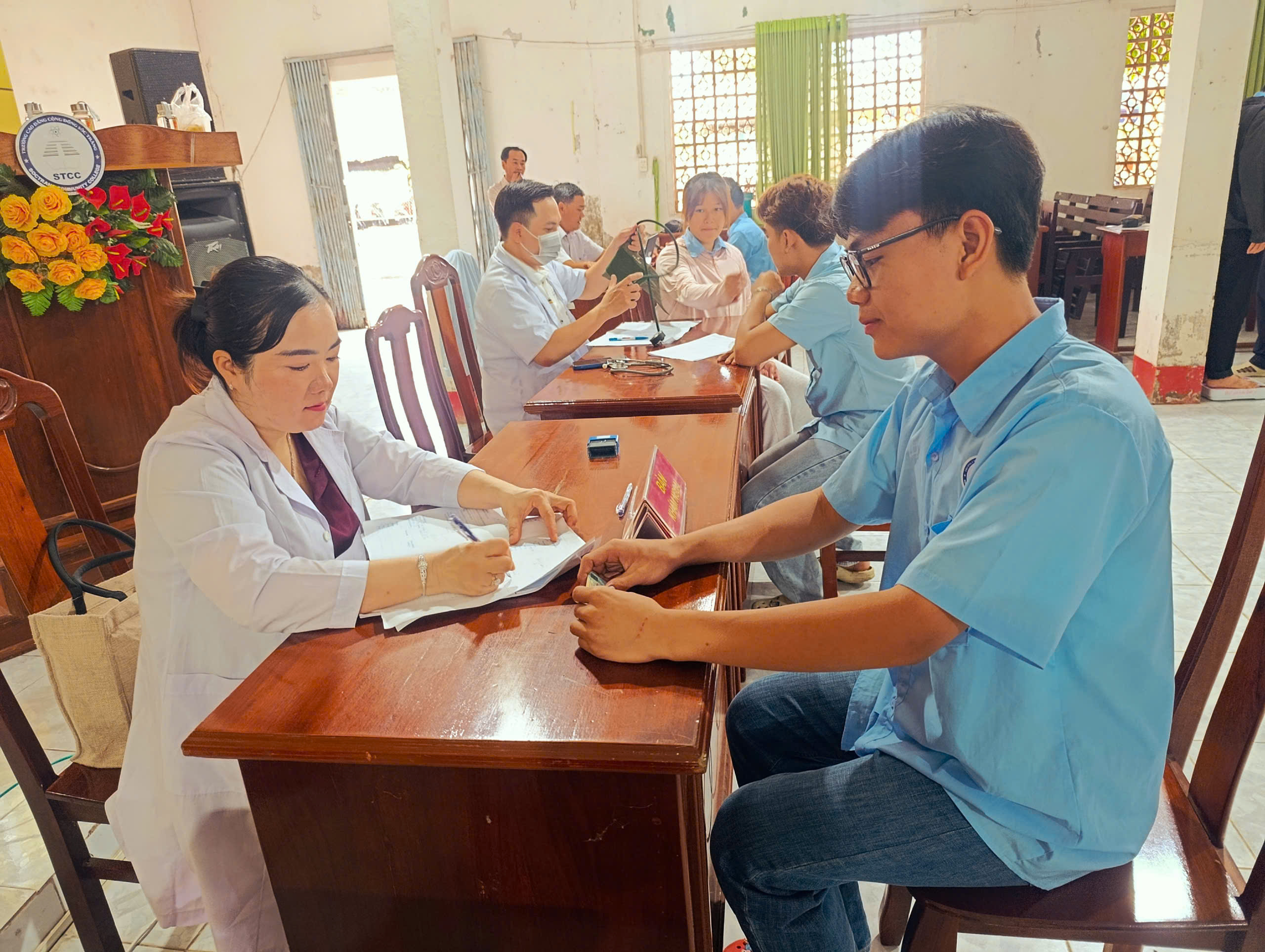 TRƯỜNG CAO ĐẲNG CỘNG ĐỒNG SÓC TRĂNG TỔ CHỨC KHÁM SỨC KHỎE ĐẦU KHÓA CHO 532 TÂN SINH VIÊN