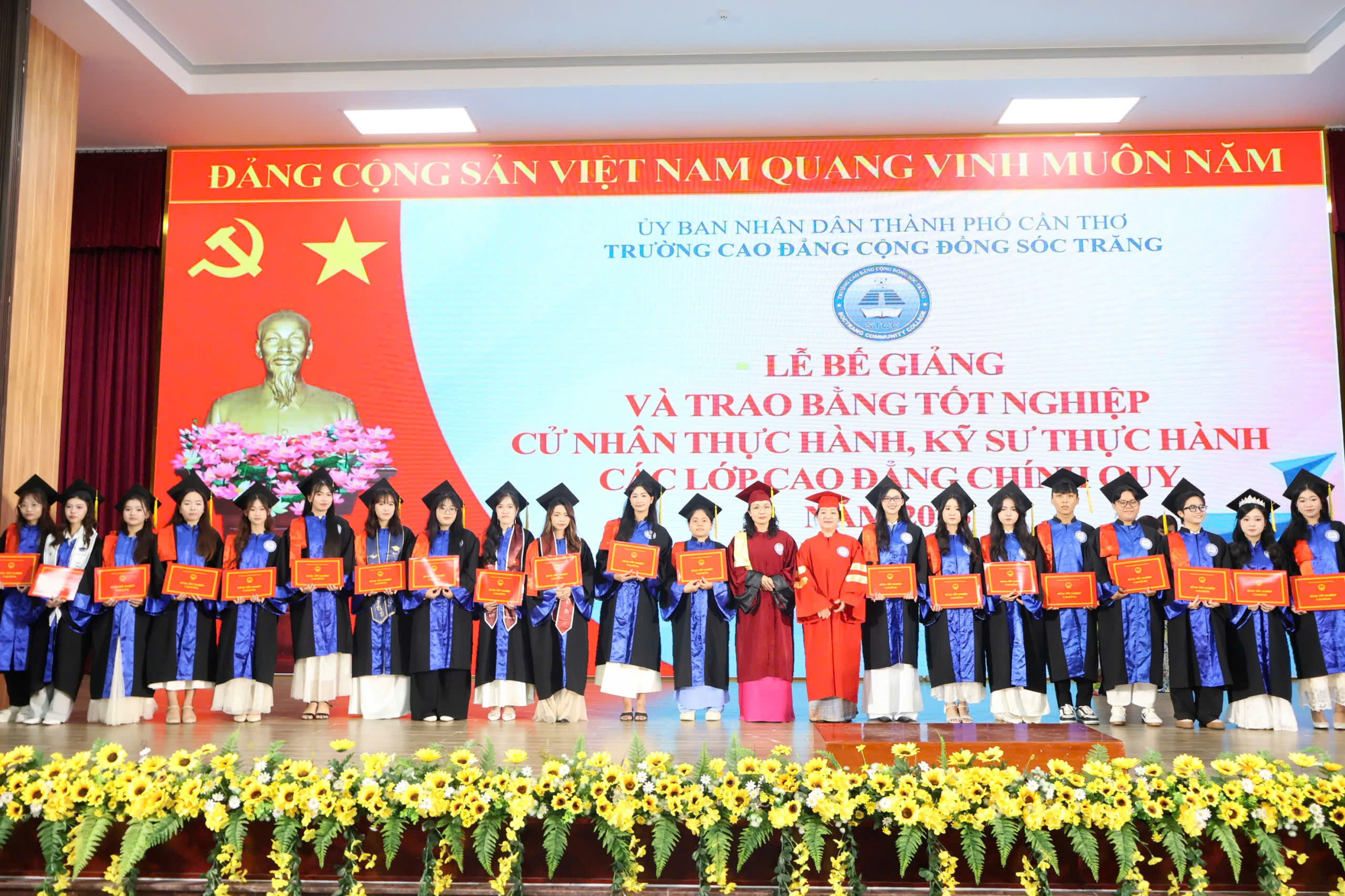 Trường Cao đẳng Cộng đồng Sóc Trăng tổ chức Lễ Bế giảng  và trao bằng tốt nghiệp cho 250 tân khoa