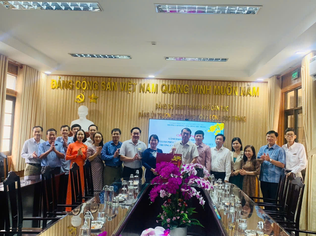 Đón Đoàn thăm chúc Tết của Ủy ban Nhân dân Thành phố Cần Thơ